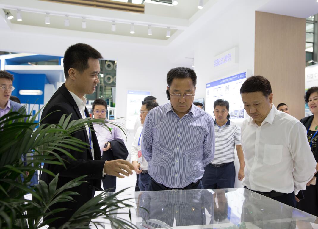 深圳市住建局張學(xué)凡局長、廣州市住建局王宏偉考察展館