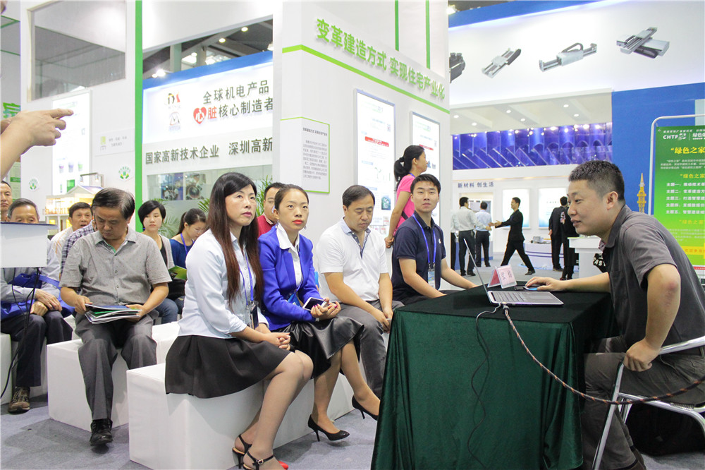 對(duì)觀眾進(jìn)行路演