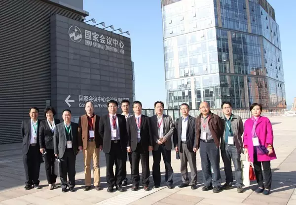 深圳展團(tuán)組織方市住建局、市促進(jìn)中心、市綠色建筑協(xié)會(huì)的代表在會(huì)場(chǎng)外合影