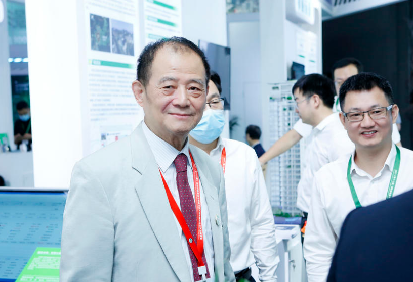 主辦方之一：中國城市科學(xué)研究會(huì)綠色建筑與節(jié)能專業(yè)委員會(huì)王有為主任參觀深圳展區(qū)